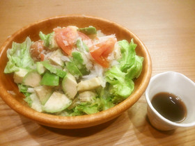 レタスとアボカドのサラダ