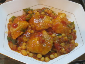 鶏のソテーとひよこ豆のトマトソース煮込み
