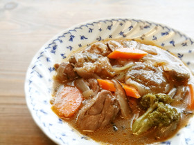 鶏肉とイチジクの赤ワイン煮込み