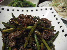 　牛肉とニンニクの芽のオイスター炒め