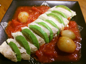 鶏胸肉とアボカドのトマトソース仕立て