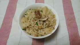 さんま蒲焼き缶とエリンギの炊き込みご飯