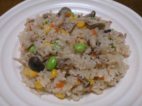 炊飯器で作る♪炊き込みチキンピラフ