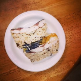 パウンド型DE玄米の焼き鯖押し寿司。