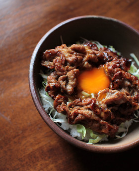男の生姜焼き卵黄添え丼