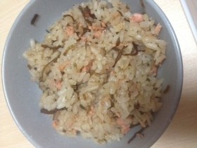だし以外味付不要！鮭フレークと塩昆布ご飯