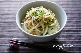 アレンジ丼☆豆苗もやしの塩麹炒めそぼろ丼