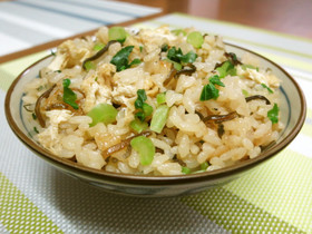 大根葉入り塩昆布と油揚げの炊き込みごはん