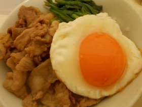 簡単めんつゆで★ニラ玉豚丼