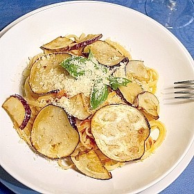 揚げナスとトマトのシチリア伝統パスタ