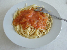 電子レンジで簡単♪無水トマトソースパスタ
