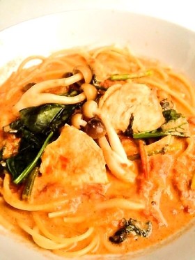 簡単♪鶏肉と法蓮草のトマトクリームパスタ
