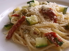 ズッキーニとドライトマトのパスタ
