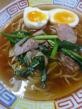 ニラとベーコンをのせた醤油ラーメン