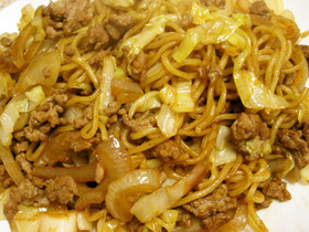 簡単にスパイシー！ソース焼きそば