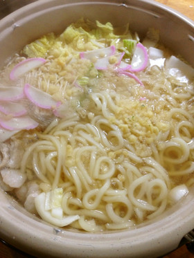 寒い冬、休日お昼の定番、煮込みうどん