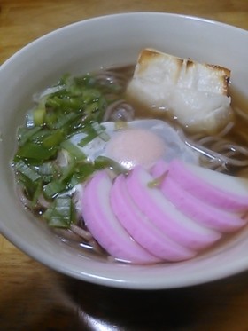 年越しそばに◇もち入り月見そば