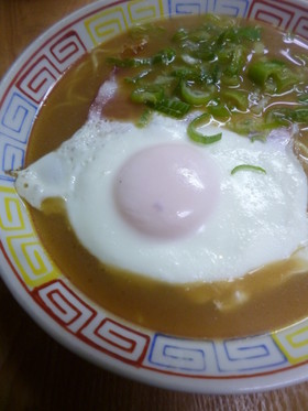 ベーコンエッグをのせた豚骨醤油ラーメン