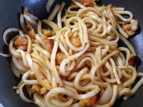 激安☆カリカリ鶏皮のピリ辛焼きうどん