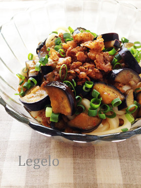 なす＆カリッと揚げ玉のピリ辛冷やしうどん