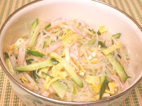 彩りカラフルな春雨サラダ