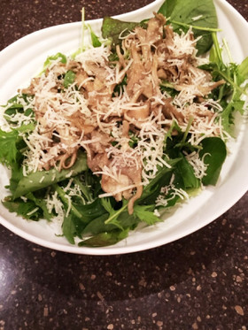 マイタケとパルミジャーノチーズのサラダ