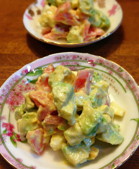 アボカドとトマトのチーズタルタルサラダ