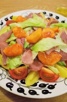 スモークタンと柿のサラダ
