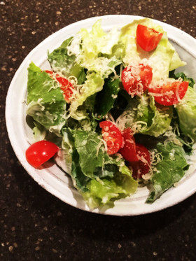 ヨーグルトドレッシングのヘルシーサラダ