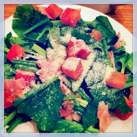 ベーコン香る♡ホウレン草とトマトのサラダ