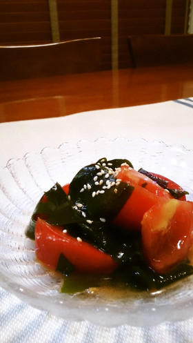 トマトとワカメのサラダ