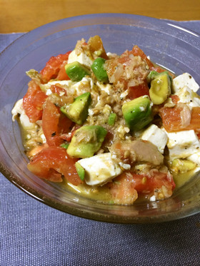 簡単！美味しい！トマトとアボカドのサラダ