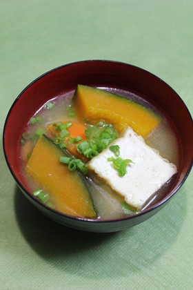 朝ごはんに！かぼちゃ人参厚揚げのみそ汁