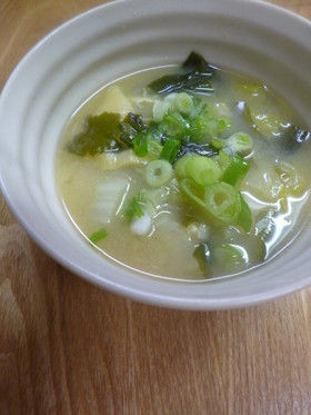 白菜・わかめ・あげのみそ汁