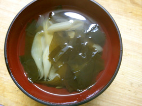 朝食に 簡単 ネギと ワカメの お吸い物
