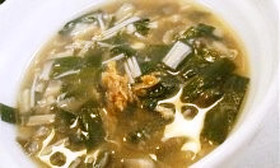 風邪気味の人に　にらときのこのスープ