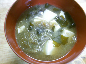 とろろ昆布と ワカメ 豆腐の お味噌汁♪