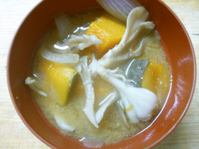 朝食♪ かぼちゃ 舞茸 玉ねぎの 味噌汁