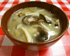 ぽっかぽか茸たっぷり生姜のお味噌汁