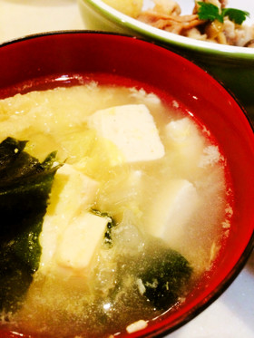 わかめと豆腐と白菜　卵のほっこりみそ汁