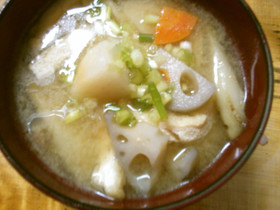 蓮根 ごぼう 里芋 油揚げの 味噌汁～♪