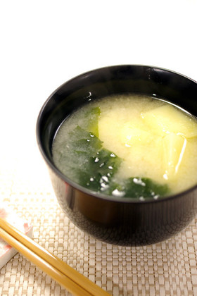 じゃがいもとわかめの味噌汁でほっこりと♬
