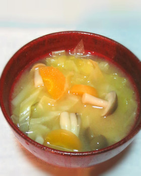 キャベツとにんじんとしめじのお味噌汁☆
