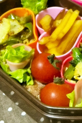 お弁当にハムとレタスのくるくる