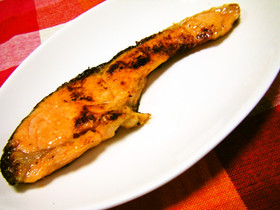 焼き鮭を美味しく！ゴマにんにく塩麹漬け