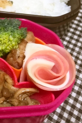 お弁当の隙間に花っぽいハムチーズ