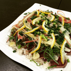 薬味たっぷり！かつおのタタキ