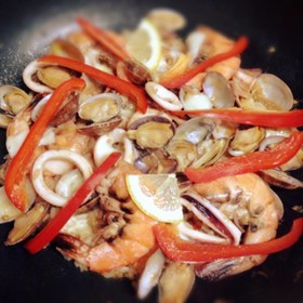 フライパンでパエリア、サフランなしでも♡