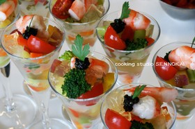 コンソメゼリーと野菜の冷たいスープ仕立て