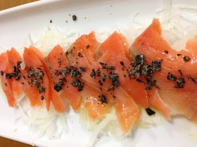 スモークサーモンのマリネ・塩糀昆布のせ